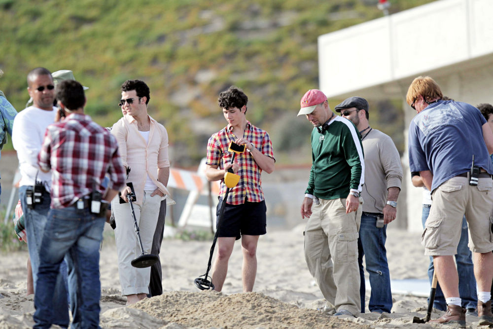 new pics 4 jonas brothers Jonas_brothers_035_wenn5437008