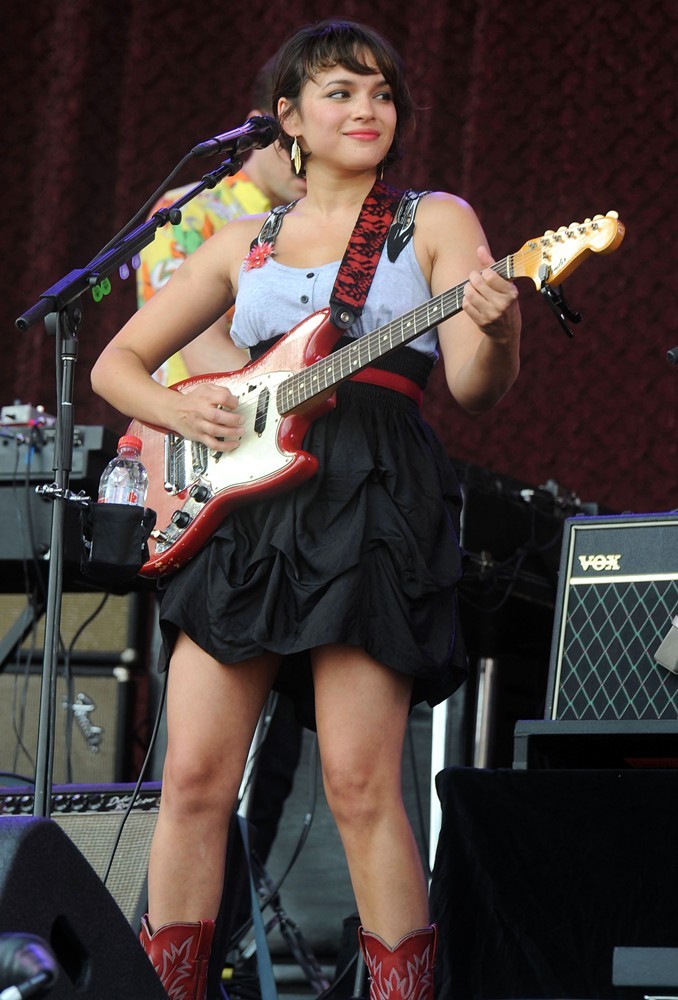 A QUIÉN TE CALZARÍAS AHORA MISMO ? - Página 10 Norah-jones-2010-glastonbury-music-festival-day-4-01