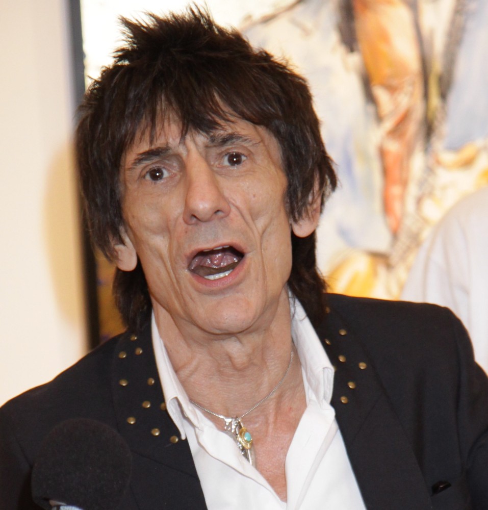 Señoras que parecen rockeros Ronnie-wood-faces-time-and-places-exhibit-01