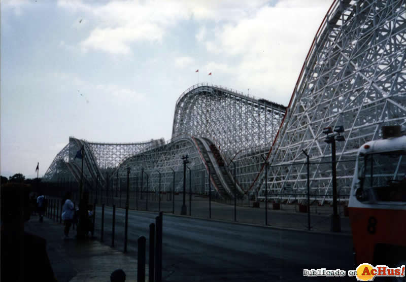 intentando perder el tiempo Six_Flags_Magic_Mountain