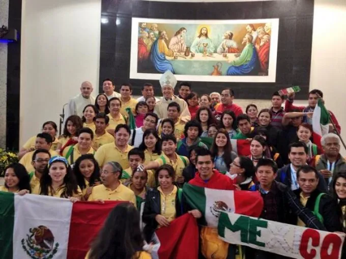 FOTOS JMJ _______ Obispo_Jorge_Carlos_Patrn_con_jvenes_mxicanos_en_la_primera_catequesis_de_JMJ