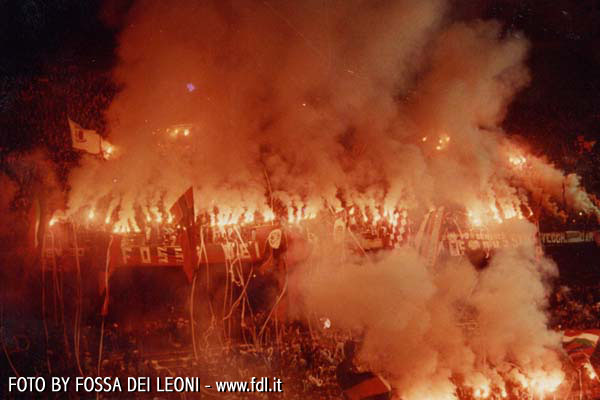 Photos Pyrotechnie (Torches, Pots à Fumée...) Ultras13