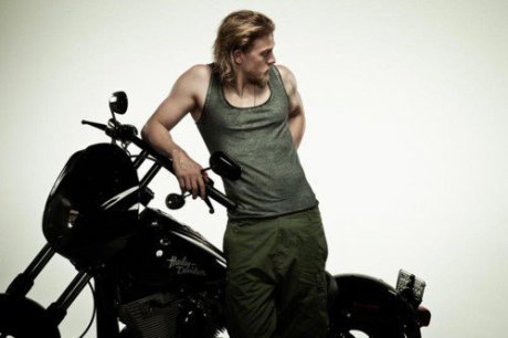 La casualidad existe (Con Nathan-PRIVADO) Charlie-hunnam-sons-of-anarchy-19781369-500-333