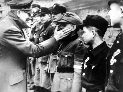 La dernière photo d'hitler vivant Hitler_20April1945