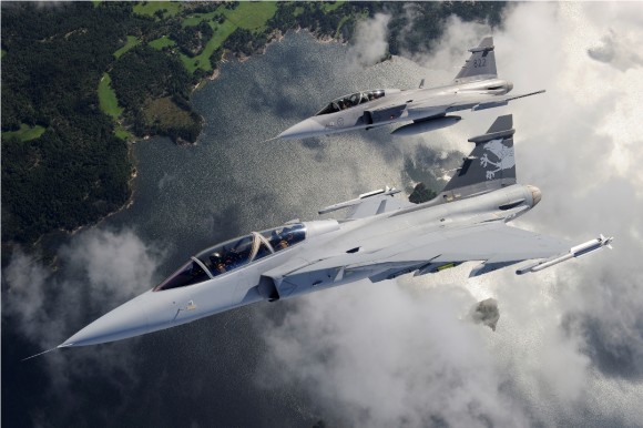 [Internacional] Nota da Saab sobre escolha do Gripen pela Suíça Gripens-Over-Linkoping-foto-vencedora-Aviation-Week-Jamie-Hunter-via-Saab-580x386