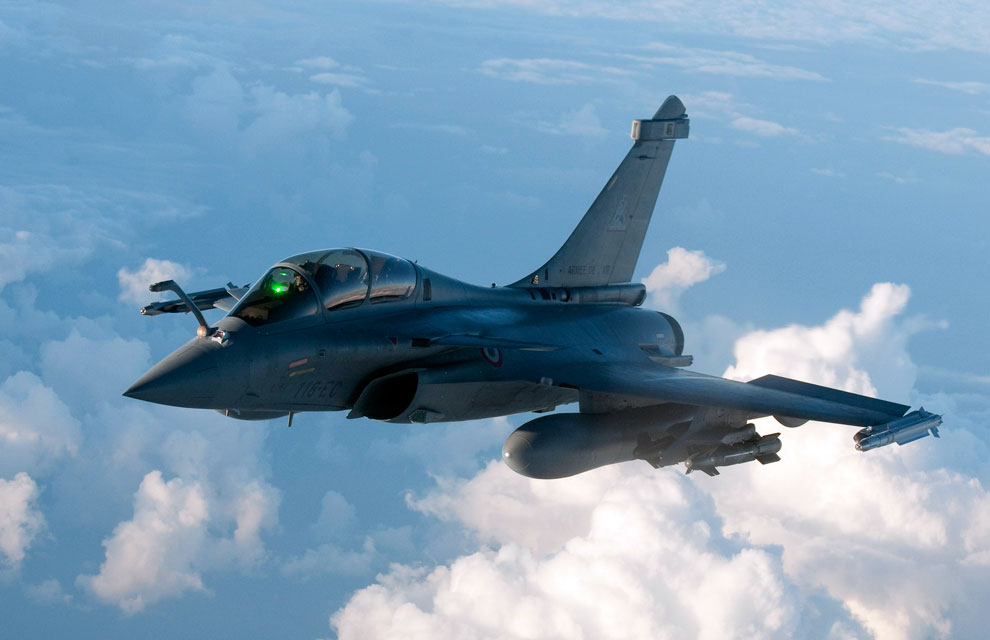 Francia podría vender el Rafale a Libia. Ca%C3%A7a-Rafale-rem-voo-com-armamento-ar-ar-e-ar-solo-foto-Arm%C3%A9e-de-lair