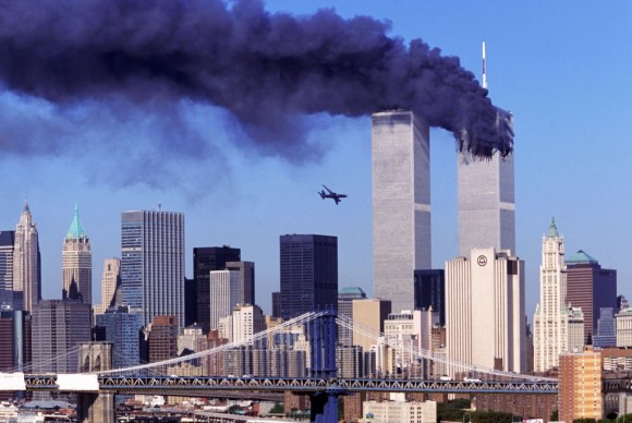 [Internacional] Donos das Torres Gêmeas processam companhias aéreas pelo 11/09 Just-before-the-second-airplane-crashes-to-the-World-Trade-Center-New-York-11-Sept-2001-2-580x388