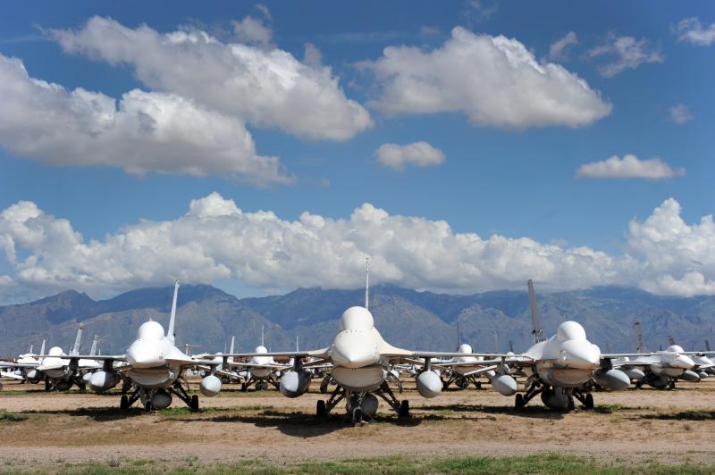 Lockheed Martin F-16 Fighting Falcon   ( caza polivalente monomotor USA ) - Página 2 F-16-no-deserto