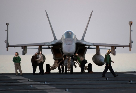 [Internacional] Boeing tem novo parceiro para FX-2 F-18-Super-Hornet-em-convoo-foto-USN-580x396