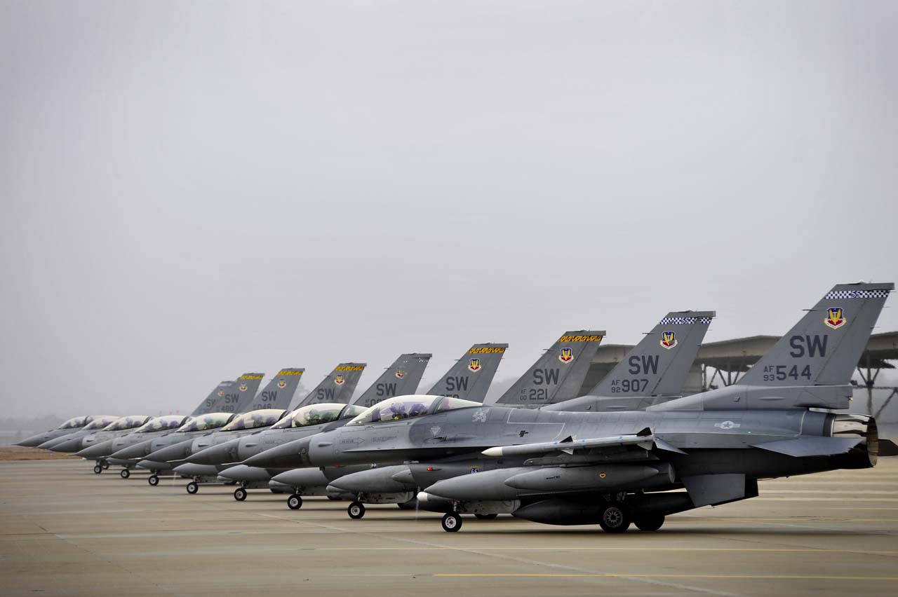 Two Kinds:Pag 799 - Página 3 Ca%C3%A7as-F-16-do-55-esquadr%C3%A3o-em-Shaw-de-partida-para-a-Coreia-foto-USAF