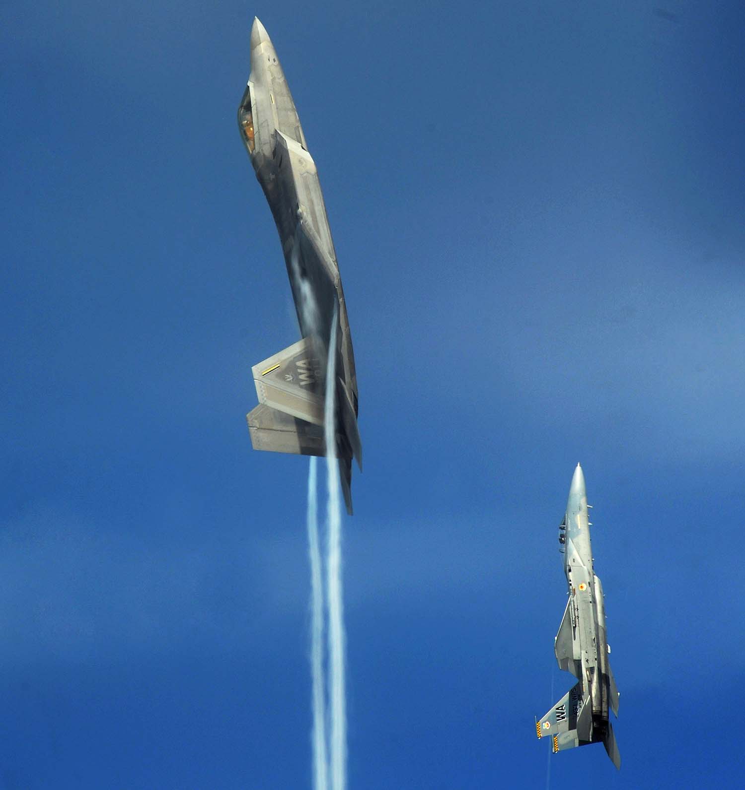  Lockheed Martin F-22 Raptor	 F-22-e-F-15-em-ascen%C3%A7%C3%A3o-foto-USAF