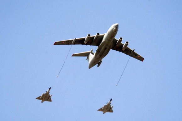 FUERZA AÉREA DE LA INDIA - Página 7 Ca%C3%A7as-Mirage-2000-indianos-reabastecendo-em-voo-foto-MoD-India-580x385