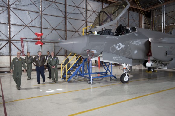 [Internacional] Relatório do Pentágono diz que F-35 oferece visibilidade ruim para os pilotos F-35-foto-USAF-580x386