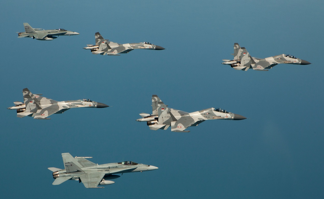 Pitch Black 2012 en Austrália: Flankers, Hornets, Super Hornets, Hawks, Eagles y Falcons Su-27-e-Su-30-da-Indon%C3%A9sia-e-F-18-Hornet-da-Austr%C3%A1lia-em-forma%C3%A7%C3%A3o-no-exerc%C3%ADcio-Pitch-Black-2012-foto-2-MinDef-Austr%C3%A1lia