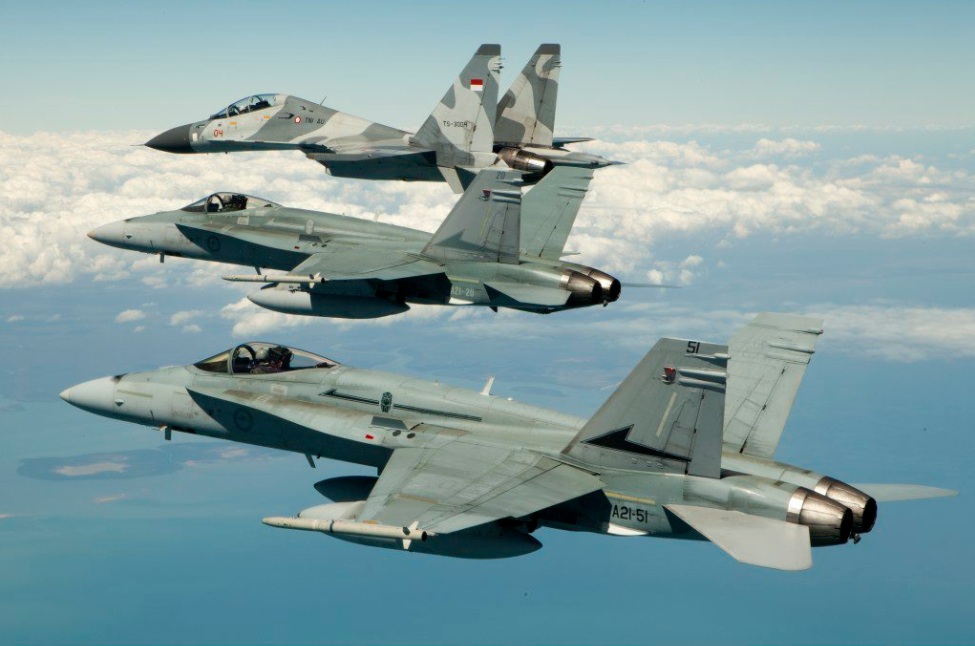 Pitch Black 2012 en Austrália: Flankers, Hornets, Super Hornets, Hawks, Eagles y Falcons Su-30-da-Indon%C3%A9sia-e-F-18-Hornet-da-Austr%C3%A1lia-em-forma%C3%A7%C3%A3o-no-exerc%C3%ADcio-Pitch-Black-2012-foto-MinDef-Austr%C3%A1lia