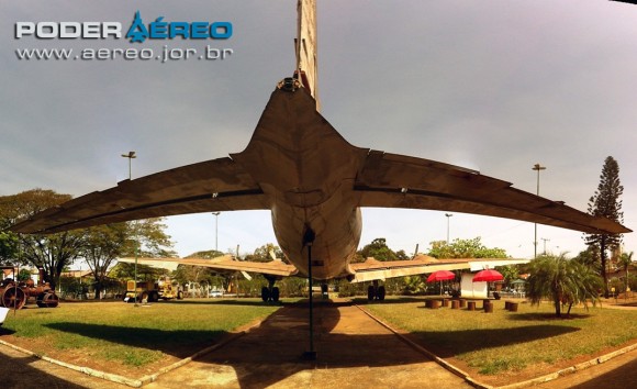 [Brasil] O ‘Urso Roncador’* de Bebedouro Museu-E-A-Matarazzo-Bebedouro-DC-6A-cauda-foto-poder-aereo-580x354