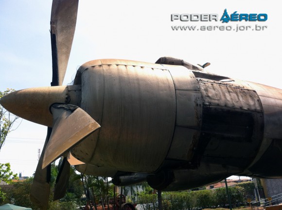 [Brasil] O ‘Urso Roncador’* de Bebedouro Museu-E-A-Matarazzo-Bebedouro-DC-6A-motor-foto-poder-aereo-580x433