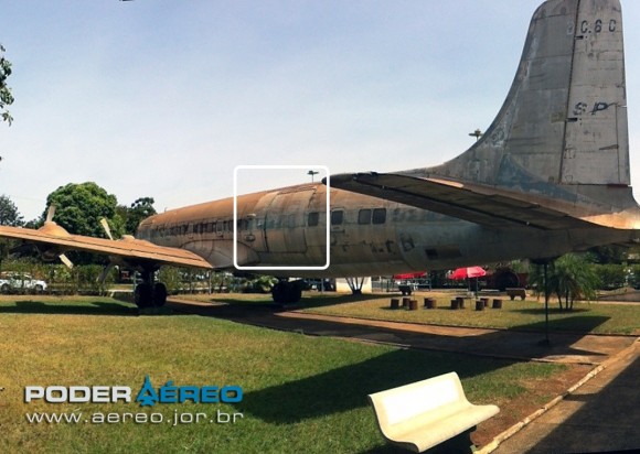 [Brasil] O ‘Urso Roncador’* de Bebedouro Museu-E-A-Matarazzo-Bebedouro-DC-6A-porta-de-carga-atras-foto-poder-aereo-580x412