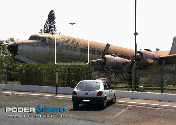 [Brasil] O ‘Urso Roncador’* de Bebedouro Museu-E-A-Matarazzo-Bebedouro-DC-6A-porta-de-carga-da-frente-foto-poder-aereo-580x413