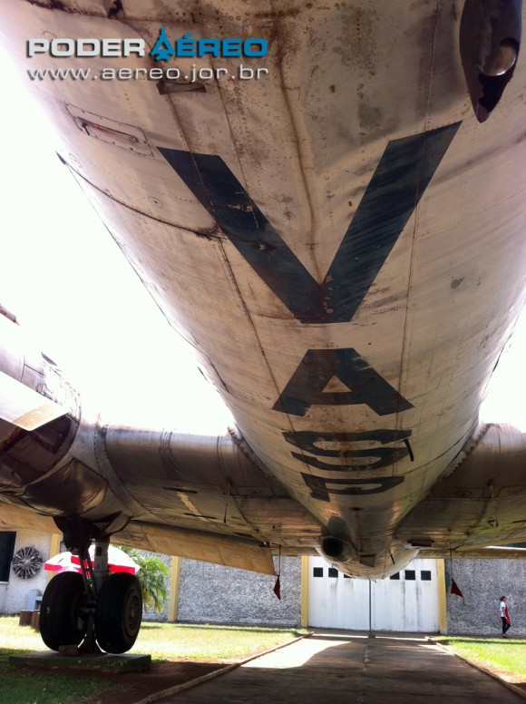 [Brasil] O ‘Urso Roncador’* de Bebedouro Museu-E-A-Matarazzo-Bebedouro-DC-6A-ventral-foto-poder-aereo-580x776