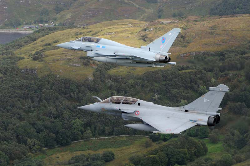 المانيا تعيد عرض مقاتلات الاعصار الاوربية على الهند Typhoon-e-Rafale-sobre-a-Esc%C3%B3cia-foto-via-MD-Reino-Unido