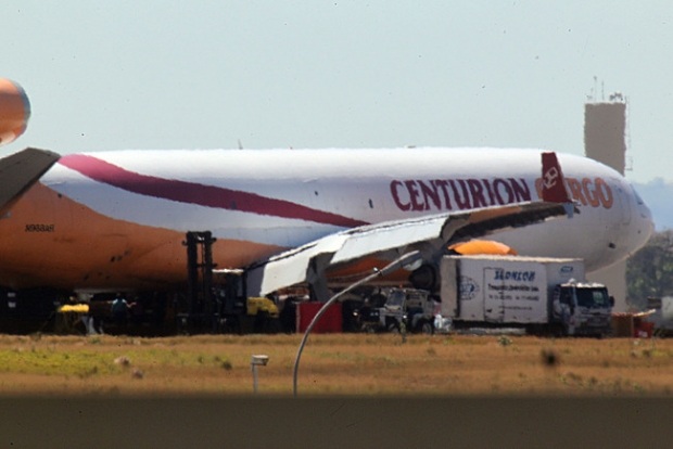 [Brasil] FAB terá grupo para liberar aeroporto em caso de acidentes durante a Copa Cargueiro-MD-11-Centurion-Cargo-bloqueia-pista-em-Viracopos-foto-Ag%C3%AAncia-Estado