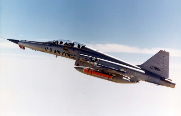 [Internacional] Caças à venda na Internet Northrop_F-5F_Tail_No._00889_061006-F-1234S-083-580x371