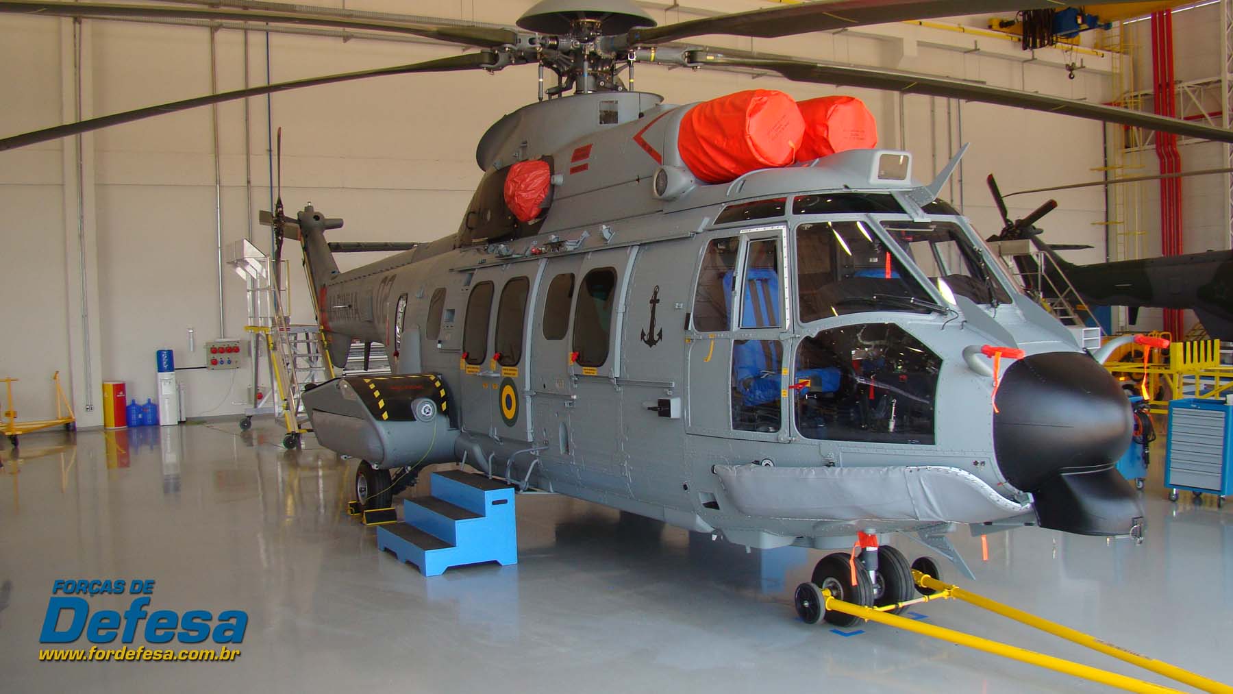 Helicopter News - Página 5 EC725-02-da-MB-na-Flight-Line-da-f%C3%A1brica-da-Helibras-em-Itajub%C3%A1-out-2012-foto-Nun%C3%A3o-For%C3%A7as-de-Defesa