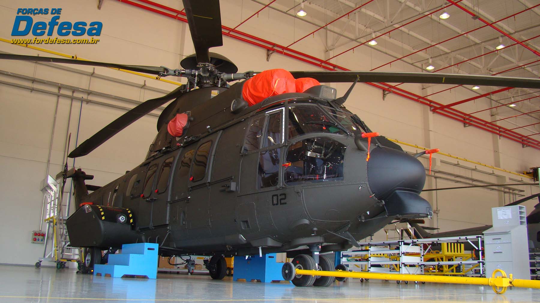 Helicopter News - Página 5 EC725-02-do-EB-na-Flight-Line-da-f%C3%A1brica-da-Helibras-em-Itajub%C3%A1-out-2012-foto-Nun%C3%A3o-For%C3%A7as-de-Defesa