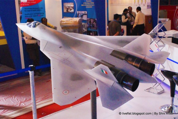 Retrasos en los programas MMRCA, LCA e FGFA hacen sonar la alerta en la Fuerza Aérea India. Maquete-FGFA-foto-livefist