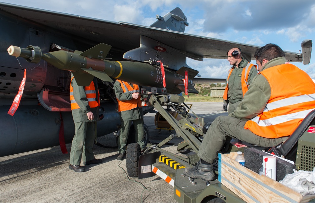 [l'ARSENAL] Diverses nouveautés aviation 72 et 48ème ... Mirage-F1-%C3%BAltima-campanha-ar-solo-instala%C3%A7%C3%A3o-de-GBU-16-de-500kg-fotoFor%C3%A7a-A%C3%A9rea-Francesa