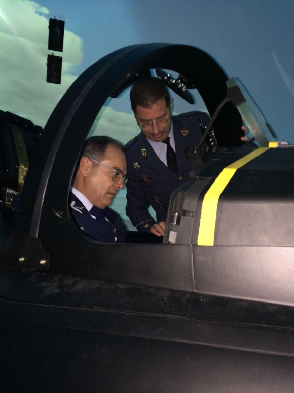 Comandante de la FACh visitó España y experimentó en dos simuladores del Eurofighter Typhoon Comandante-da-FACh-experimenta-simulador-de-Eurofighter-Typhoon-na-Espanha-foto-2-FACh-580x773