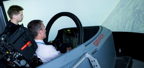 FARNBOROUGH AIRSHOW 2014 Farnborough-simulador-Gripen-foto-Saab-580x274