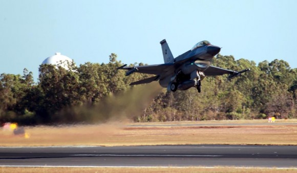 Cazas F-15, F-16, F-18, y Gripen en el ejercicio Australiano Pitch Black 14 Pitch-Black-14-F-16-de-Cingapura-foto-MD-Australia-580x338