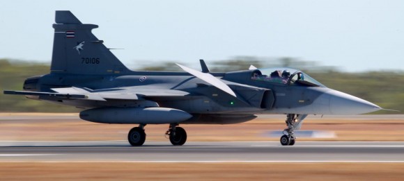 Cazas F-15, F-16, F-18, y Gripen en el ejercicio Australiano Pitch Black 14 Pitch-Black-14-Gripen-da-Tail%C3%A2ndia-foto-MD-Australia-580x261