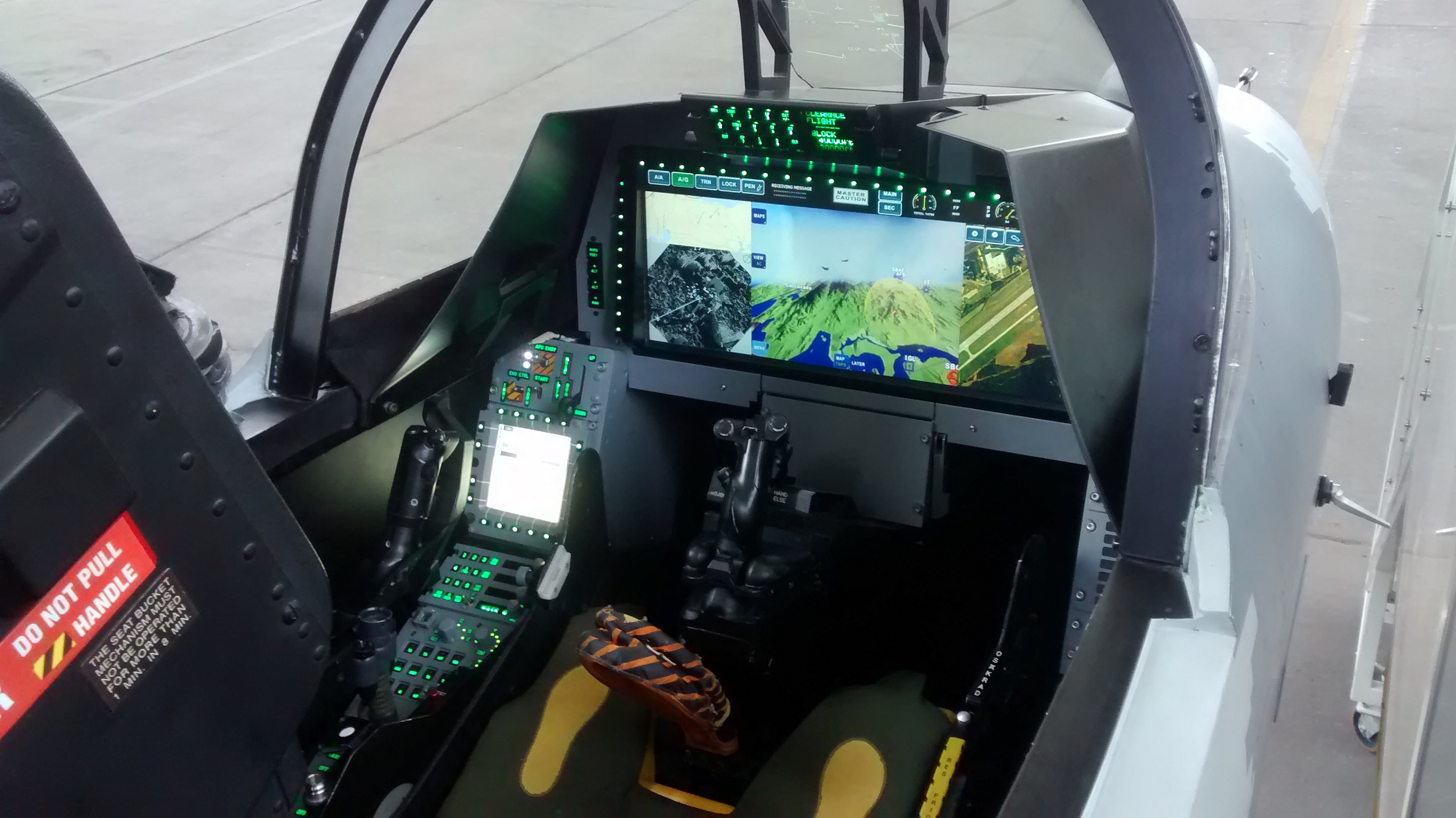 Caza reemplazo del MIRAGE y A4-AR. - Página 4 Cockpit-do-mockup-do-Gripen-NG-presente-no-Dia-da-Avia%C3%A7%C3%A3o-de-Ca%C3%A7a