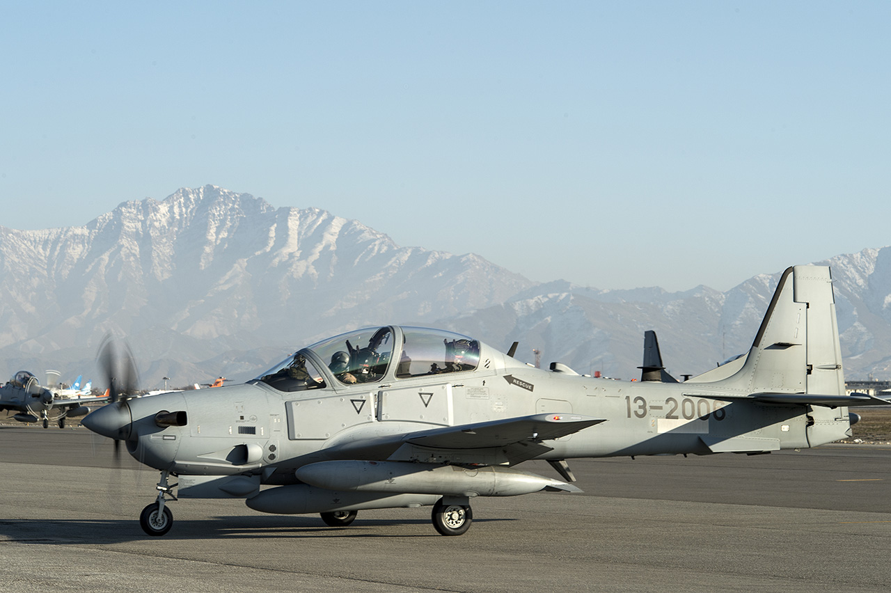 [Internacional] USAF entrega primeiros A-29 Super Tucano ao Afeganistão A-29-Super-Tucano-no-Afeganist%C3%A3o-5