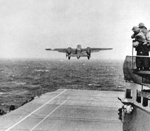 Setenta anos do Raide de Doolittle B-25-Mitchell-bombers-Doolittle-Tokyo-Raiders-2-580x509