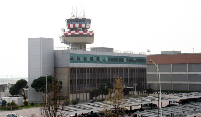 Exterior del Aeropuerto. 1274502332