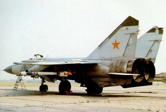 المقاتلة الاعتراضية ميغ -31 - صفحة 2 Mig25_02