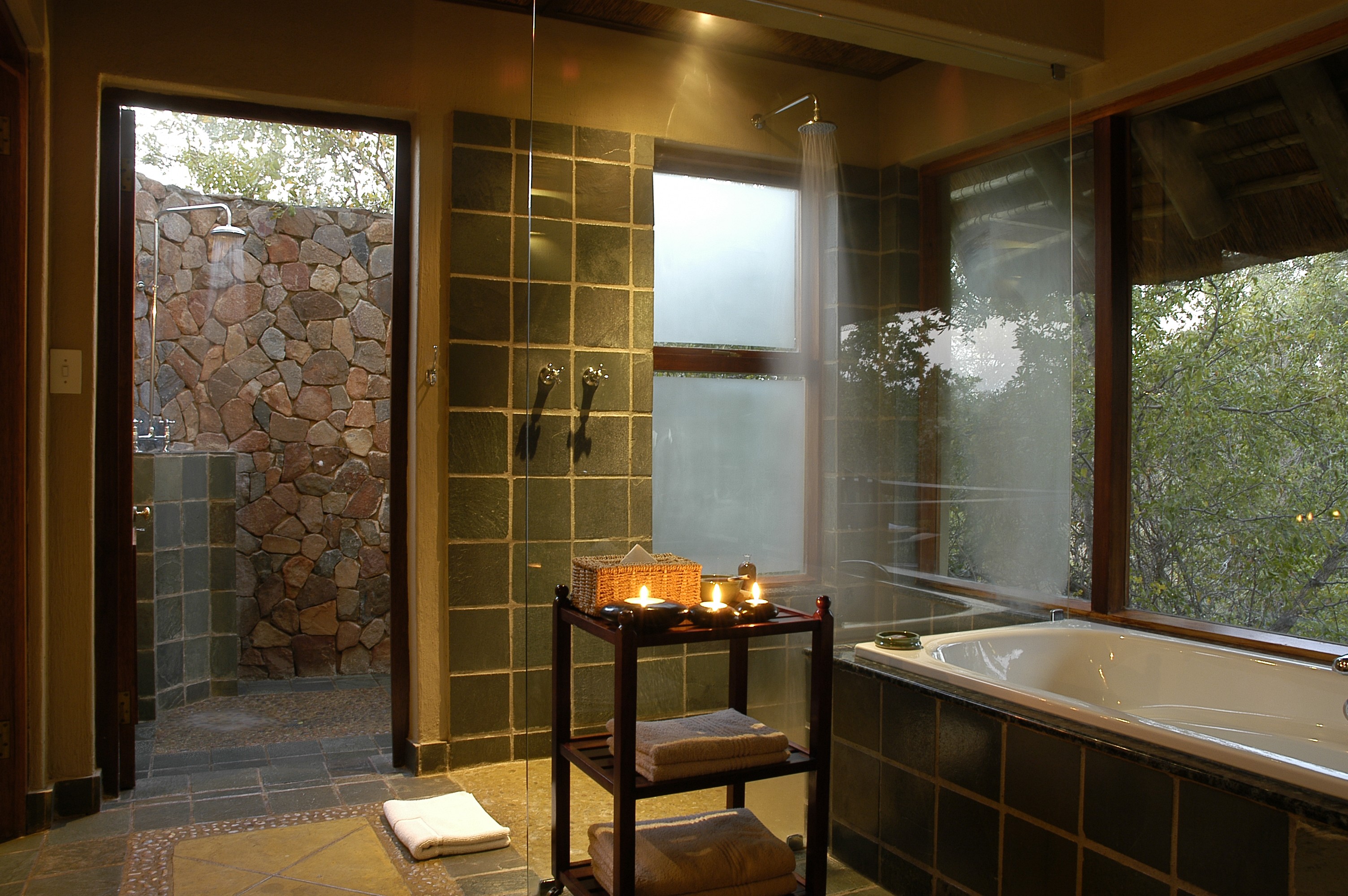 Потайната горска хижа на Десертьорът Thornybush-Game-Lodge-Suite-bathroom