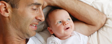 Etre papa après 40 ans : avantages et inconvénients Papa-bebe