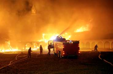 يهود يحرقون مسجد .. بالصور .. لعنة اللة عليهم NYHETER-27s11-brand-83_368