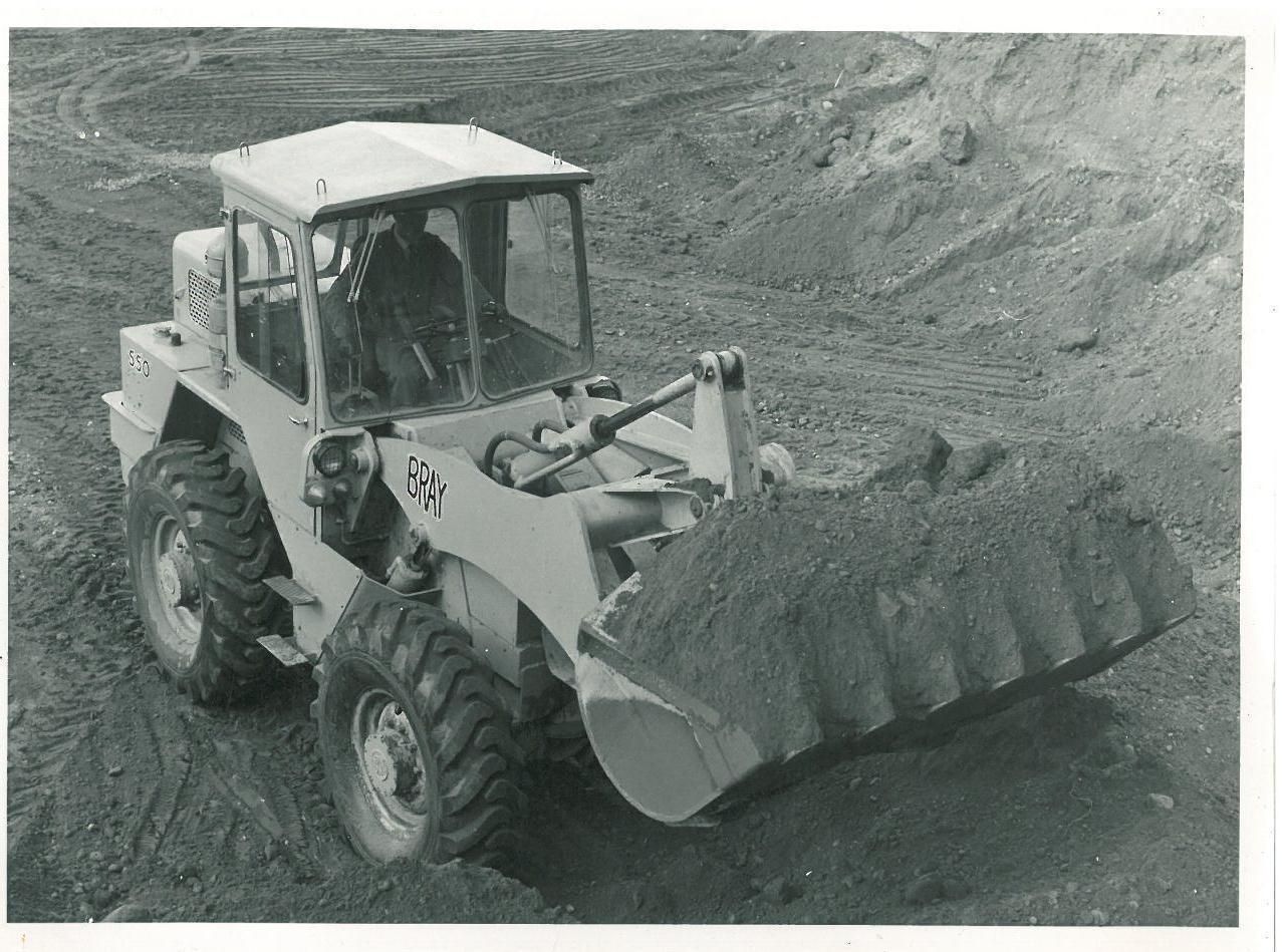 bray macchine da costruzione Bray-wheel-loader-loaded-brayloader-550-photograph-black-white-photo-3-15885-p