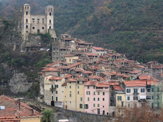 forza italia  L-antico-borgo-di-dolceacqua