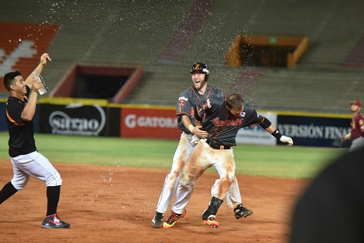 Lane Adams dejó en el terreno al Magallanes NotadelJuego11102015-2