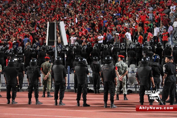 خاص.. في يوم الوداع .. الجماهير المصرية تخرج في صمت من ملعب المباراة وتشجع الفريق الضيف! Gooahly15.jpg