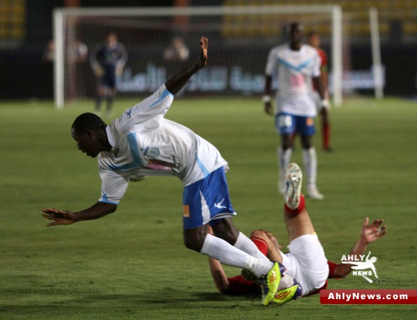 شاهد بالصور.. جنون الفرحة الحمراء بثلاثية معشوق القلوب الأهلاوية في الاستاد!!   Malahly18