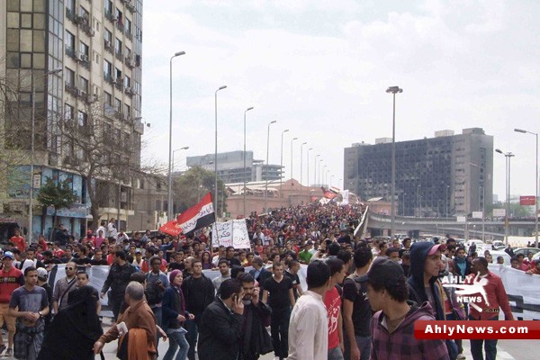 شاهد بالصور.. الجزء الثاني لمسيرة أولتراس أهلاوي المطالبة بالقصاص للشهداء Na2ebof10