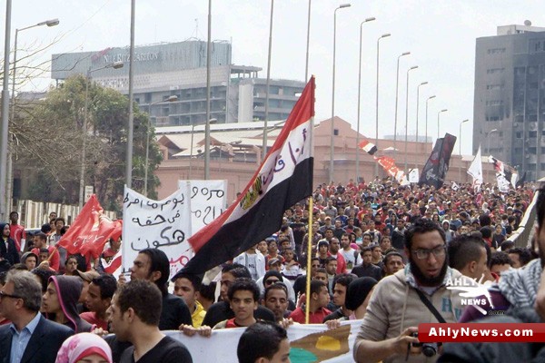 شاهد بالصور.. الجزء الثاني لمسيرة أولتراس أهلاوي المطالبة بالقصاص للشهداء Na2ebof11